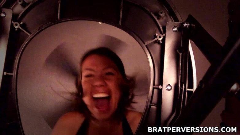 Brat Perversions: Pulisci i miei buchi pelosi sporchi