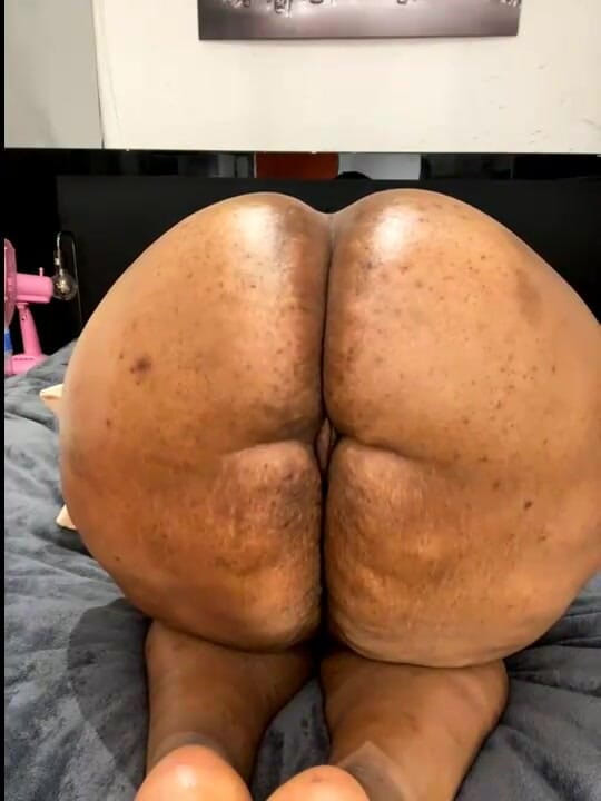 Big black clapping booties: 존나 큰 잭 오프, 에피소드 1061