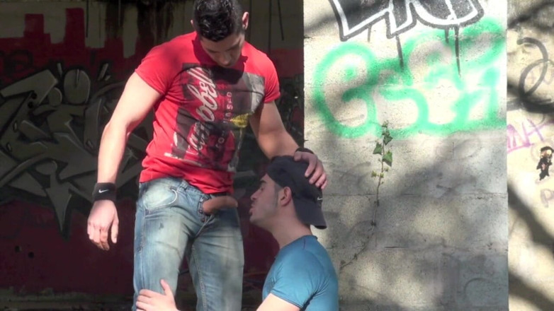 YOUNG FRENCH DUDES FUCKERS: Sexy bottom used by top discreet in outdoor place