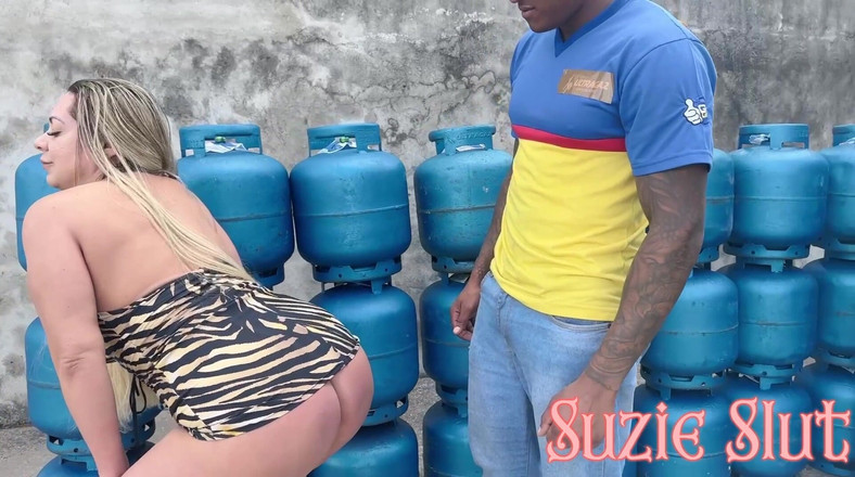 Suzie Hard Anal: Suzie děvka si šla koupit plyn, měla na sobě jen šaty bez...