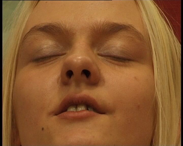 YOUR FIRST PORN: ブロンドの学生とリージガーディルド - ブロンドの学生と巨大なディルド