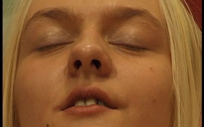 YOUR FIRST PORN: Gode étudiant blonde et Riesiger - étudiante blonde et énorme gode