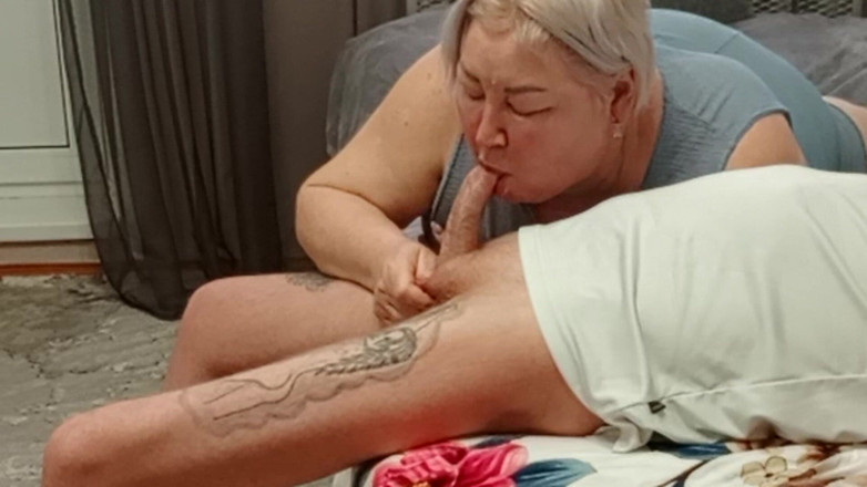 Zona901: 継母が熱い精液を楽しむためにフェラチオをする