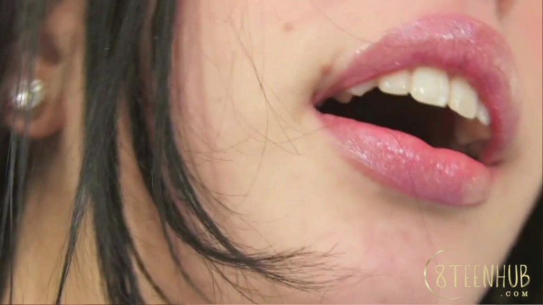 8TeenHub: 8teenhub - худенькая брюнетка с большими губами, жестко трахает себя вибратором и дилдо на кровати.