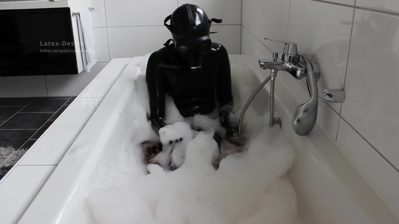 Latex Desire: Relaxation Bath in Heavy Rubber