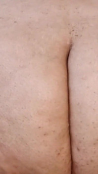 BBWが小さなGストリングを履いて大きな尻を広げる