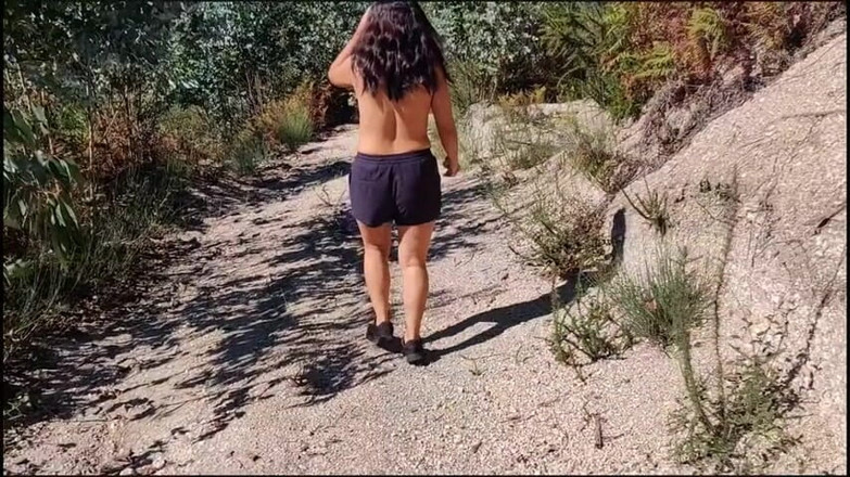 Miss Squirting: Berjalan bogel di dalam hutan