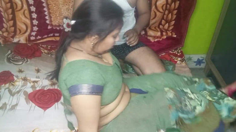 Manjushukla: Indian Beautiful Bhabhi Having Romance with Her Husband.