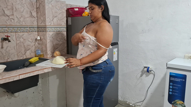 SugarPose: Pandora, BBW Latina, Se Déshabille Et Exhibe Une Tenue