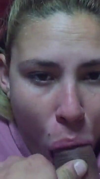 Я сиджу на грудях своєї зведеної невістки і кладу свій член їй в рот, поки не наповнюю його спермою