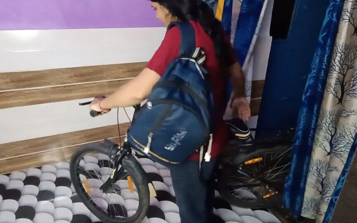 tannu: Adik tiri pulang awal dari kolej untuk mengongkek saya.