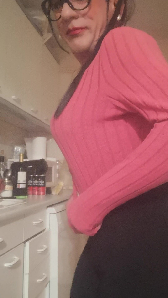 Yusti: Młoda transseksualistka popisuje się swoimi krągłościami