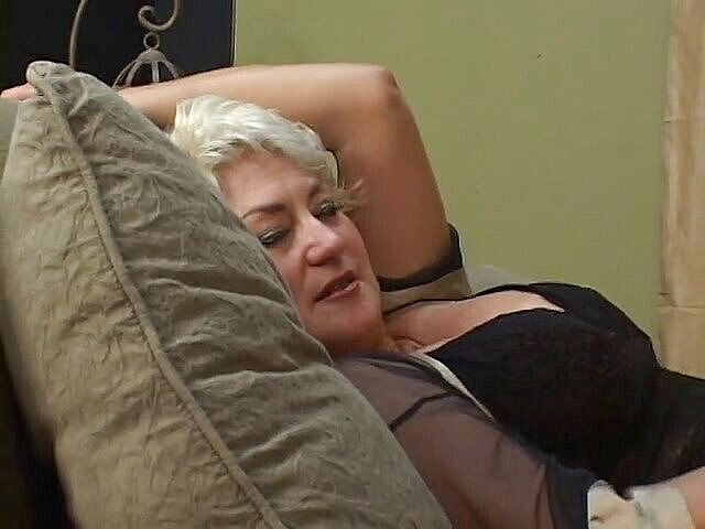 Girls Allowed: Si matang dan si rambut coklat menggunap kelentit mereka