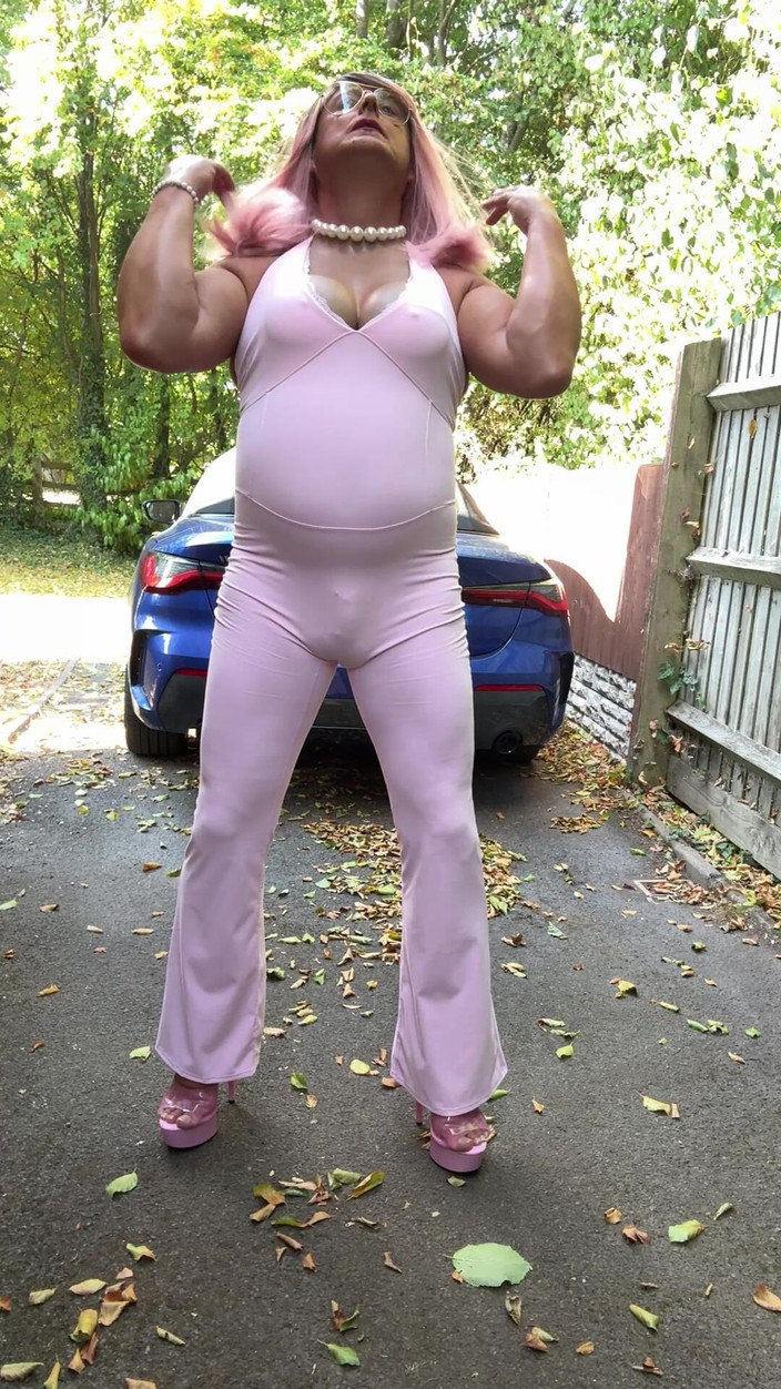 Kellycd2022: Crossdresser Kellycd2022 w różowym kombinezonie i szpilkach