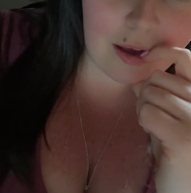 KiinkyGiirl: ¿Podría usar una piruleta o algo para chupar cualquier idea?