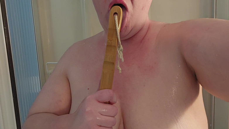 Virgie Blanca: Cewek super semok ini muncrat pakai sikat scrub