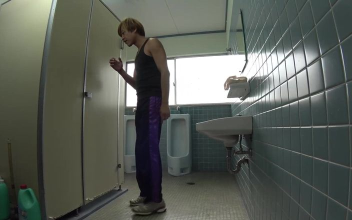 Strix: Creampie Ficksession in außen-toiletten im Trainingslager in einem abgelegenen Gebiet