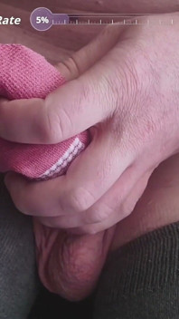 Se masturber avec des chaussettes roses