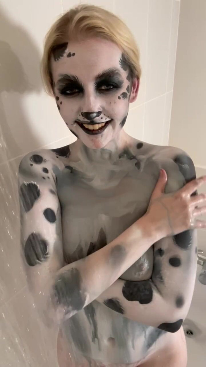 Em Yang: Dalmatská bodypaint hra ve sprše