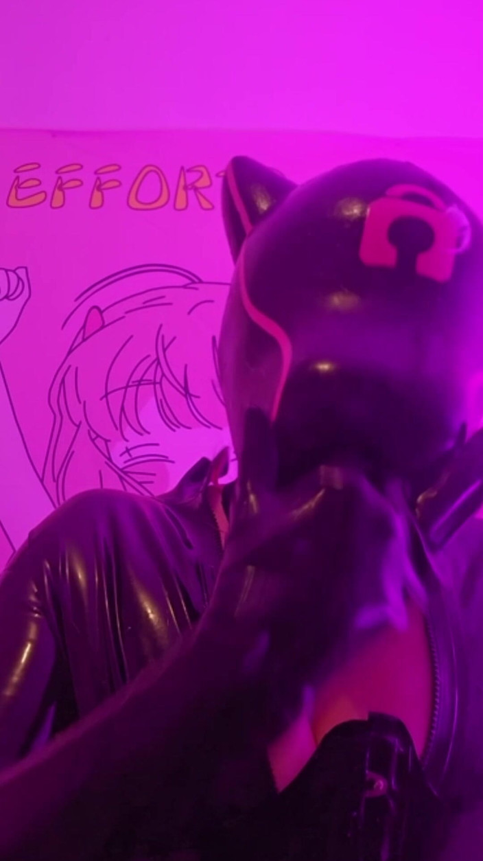 Laska le roomba: Latex Doll Fucks Her Mouth with a Huge Tentacule