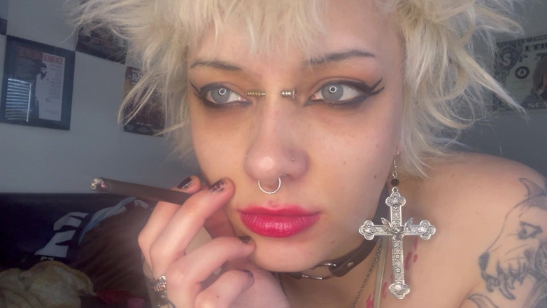 Glitterqueen1999: Rossetto rosa che fuma una sigaretta