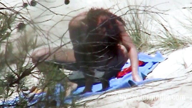 Sextermedia by Pete: Ruiva linda dildoing buceta na praia de areia