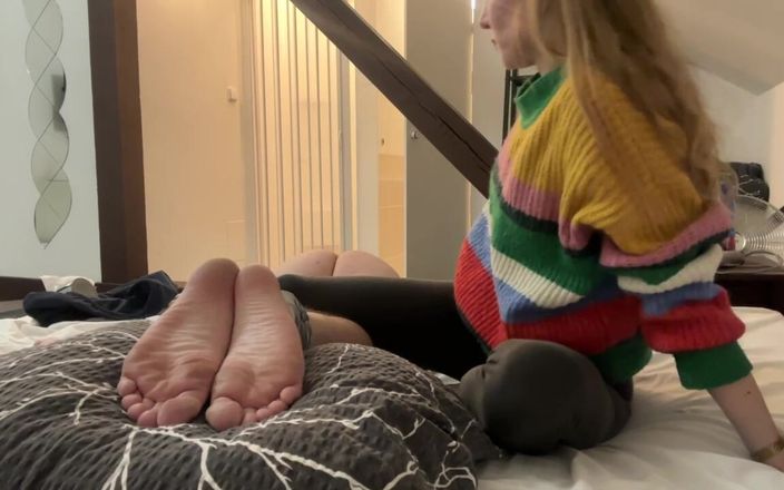Czech Ladies: 나는 그의 민감한 발을 간지럽히고 그의 엉덩이를 때리다