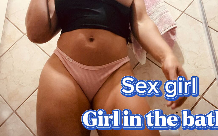 crazydesire: Fată filmată în timp ce face un duș, arătându-și pizda păroasă.