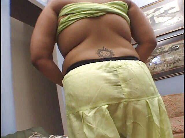 Hot Sex Party: Indyjski duży z tatuażem jedzie kutasa w trójkącie