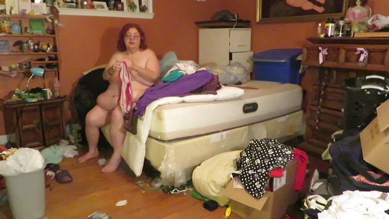 BBW nurse Vicki adventures with friends: Folding my laundry in the nude