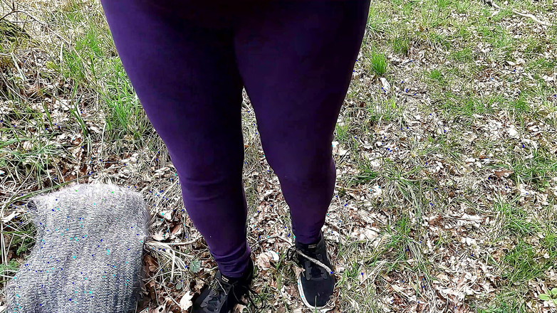 Bouncy Tits Action: Шлепает ее красные сиськи во время похода в лесу