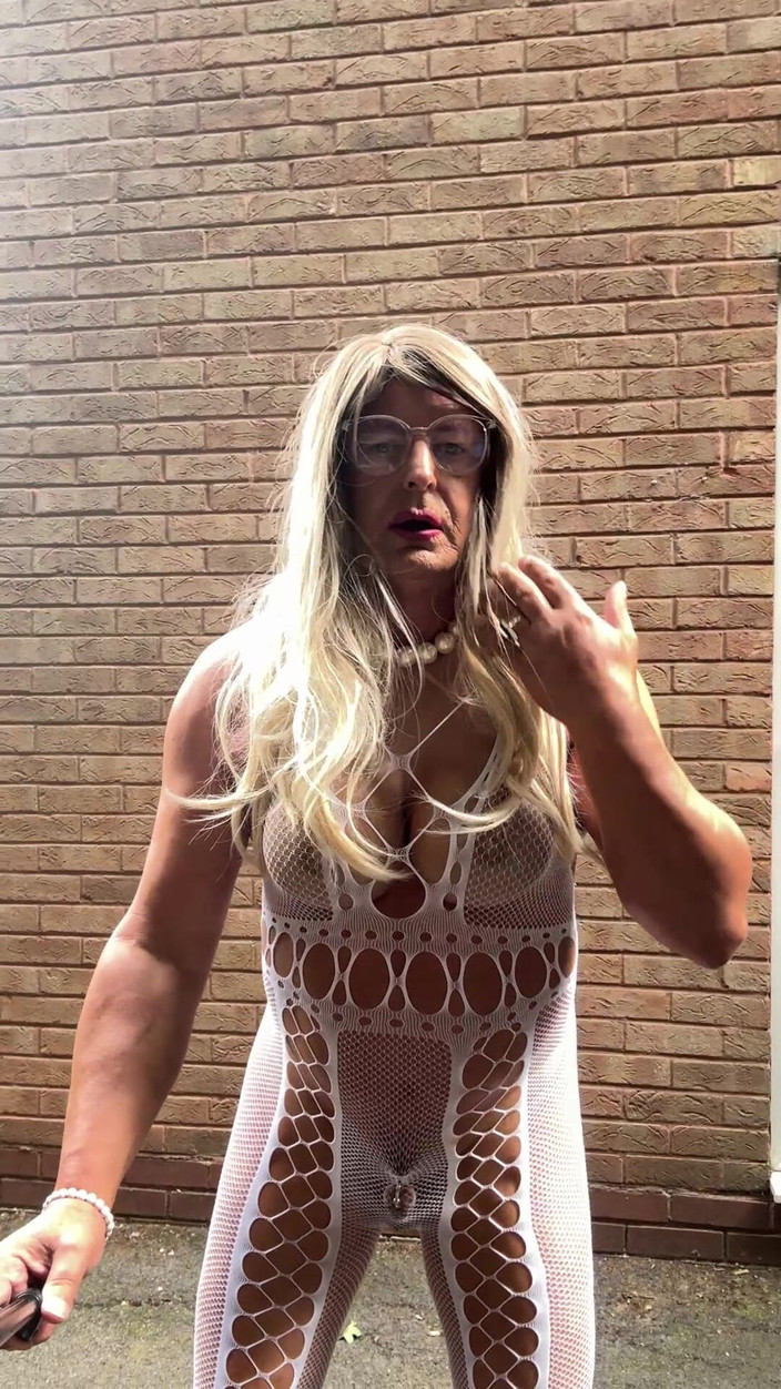 Kellycd2022: Сексуальный кроссдрессер Kellycd2022 в белом комбинезоне и на каблуках