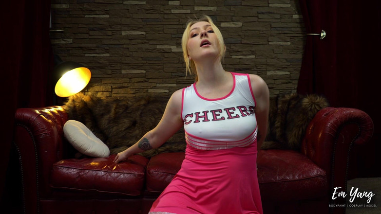 Em Yang: チアリーダーがこっそり出てきたあなたを罰し、屈辱を与える