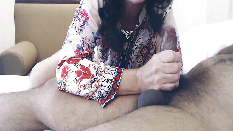 Bolly Karma: बड़े स्तनों वाली कामुक पत्नी कुछ काले लंड की कोशिश करती है