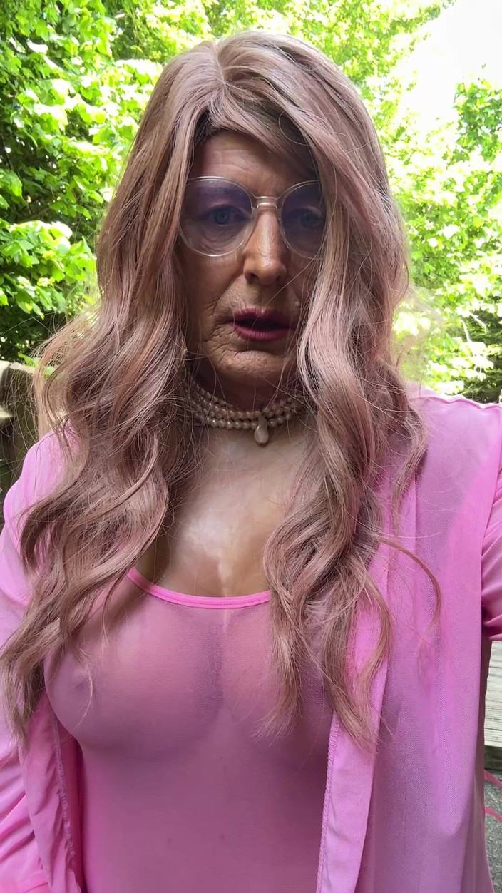 Kellycd2022: セクシーな女装者 Kellycd2022 ピンクのボディスーツ ストッキングとヒール