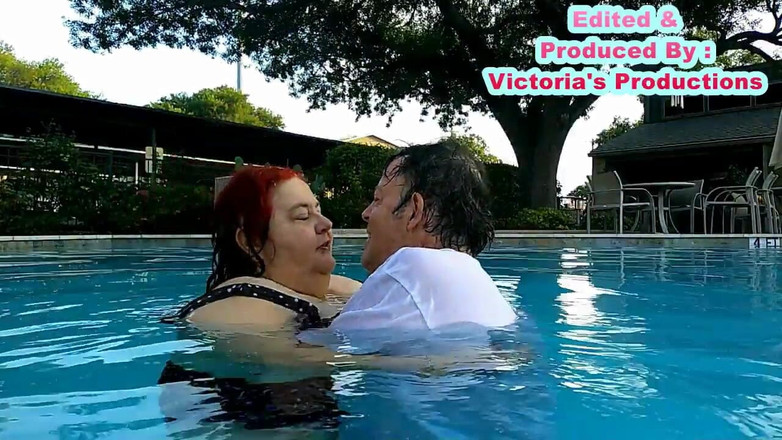 BBW nurse Vicki adventures with friends: ナース・ヴィッキーとハンサムなハリーがプールでキスを楽しんでいます!
