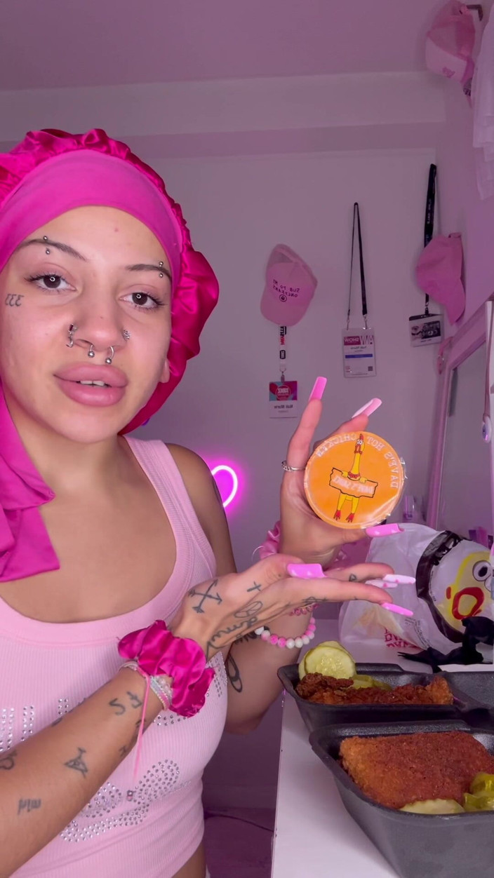 Nali Marie: Mukbang cibo piccante scopata sopra le sborrate in faccia piccola...