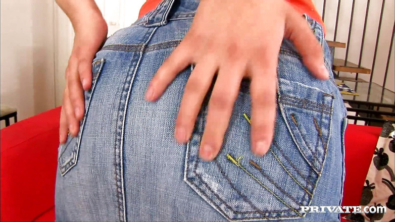 Private.com: La ragazza nerd privata indossa gli occhiali e prende una...