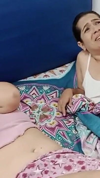 Amatoare latino excitate își fut pizdele în patul tatălui vitreg