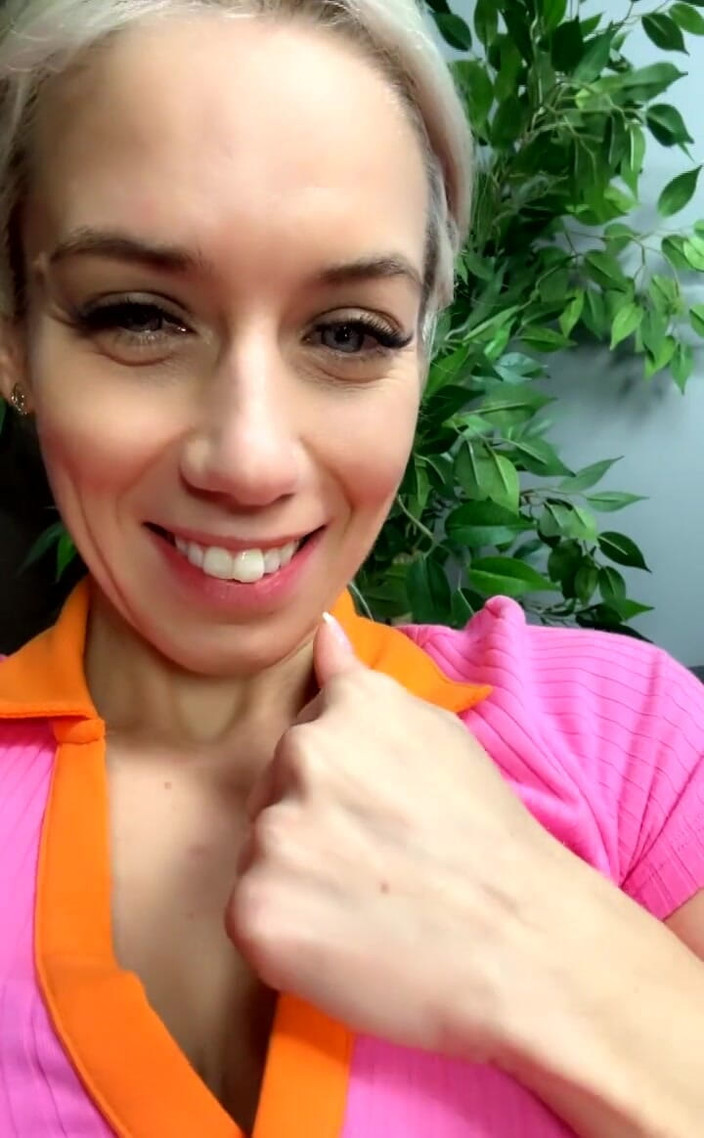 Nesty: Pentru amatorii mei de picioare.