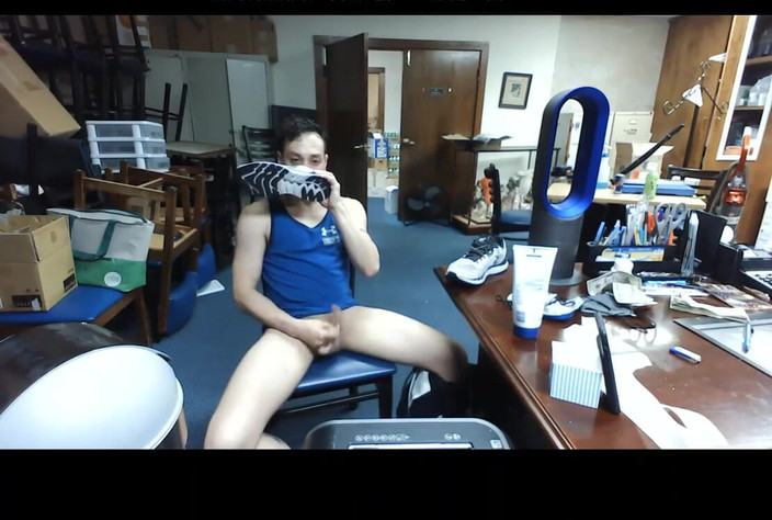 KoreanItalian: Austin测量他的鸡巴，闻他自己汗湿的臭脚