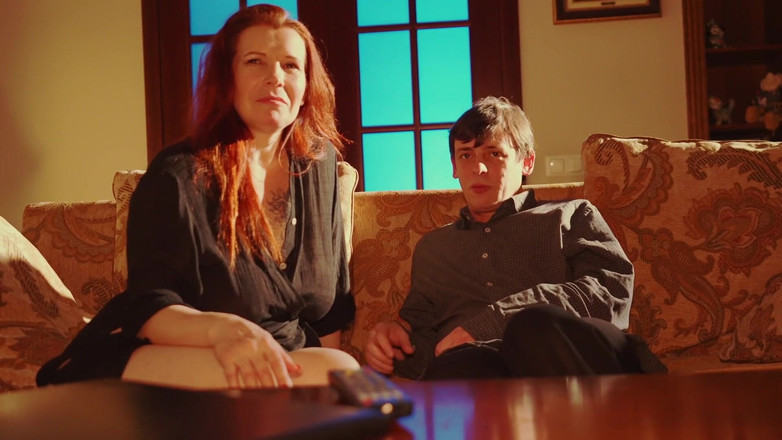 Ellie Indigo Sin: Nu te uita la porno împreună cu mama ta vitregă!