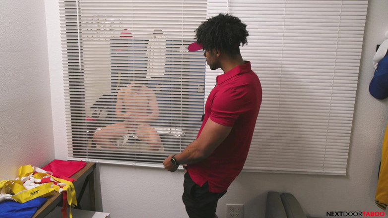 Next Door Studios: Nextdoortaboo - कॉलेज हंक को बड़े काले वाले कोच द्वारा मरोड़ते हुए पकड़ा गया और गया