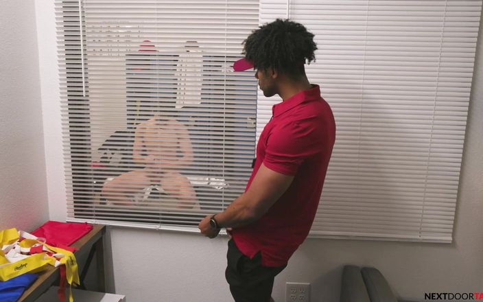 NextDoor Studios: Nextdoortaboo - Faculdade hunk pego masturbando por BBC Coach &amp;railed