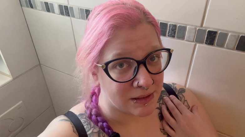 Abby Strange: Chatte poilue et beau jet de pisse