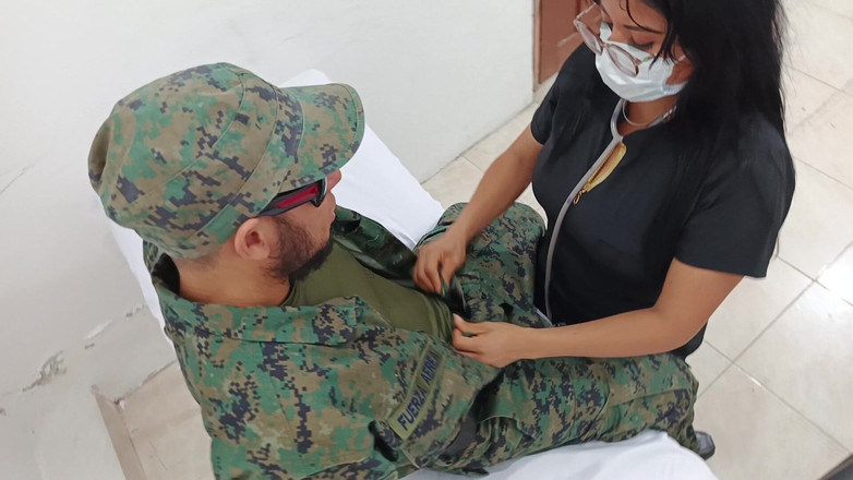 NEGRITA SEXY: Un médico toca sensualmente a un soldado en el consultorio...