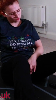 Nerdy yoga girl je ošukána šukacím strojem