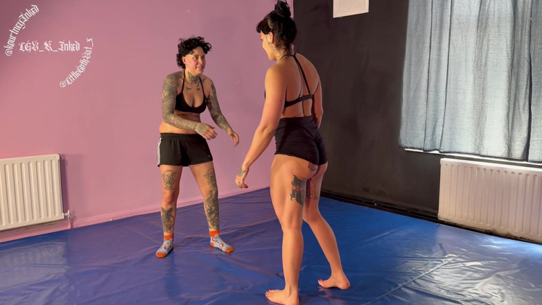 She Wrestle: 2 hot larkiyan joojh rahi hain