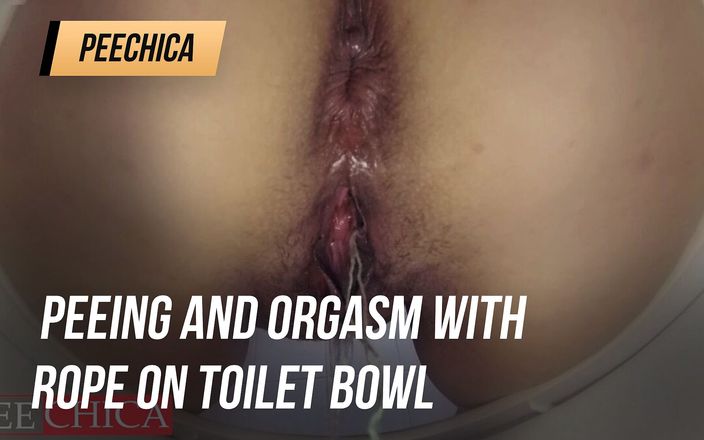 PeeChica: Peeing and orgasm with rope on toilet bowl