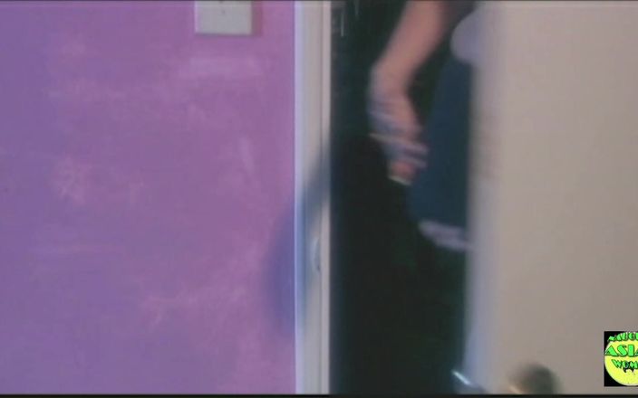 Naughty Asian Women: Азіатська брюнетка розповідає своєму лікарю про свій роман і його також